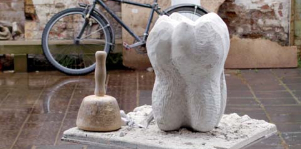 Eine Zahnskulptur für Deutschlands schönste Zahnarztpraxis