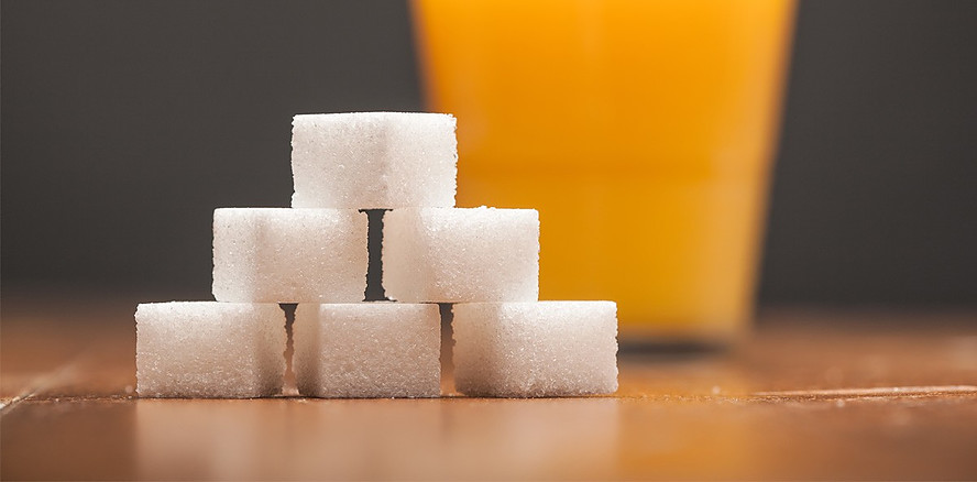 Zucker in Lebens­mitteln: 14 Stück Würfel­zucker in Orangenlimonade