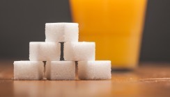 Zucker in Lebens­mitteln: 14 Stück Würfel­zucker in Orangenlimonade