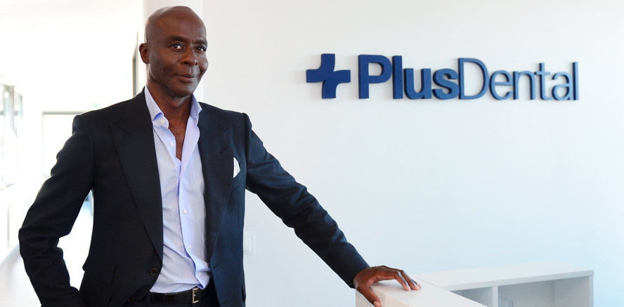 Bruce Darnell wird Markenbotschafter für PlusDental