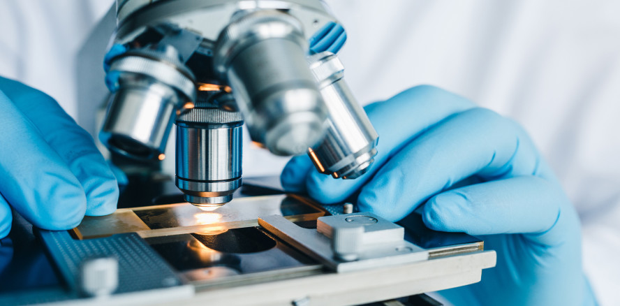 Glasperlenstrahlverfahren unter dem Mikroskop