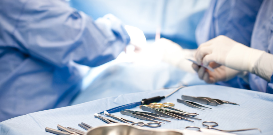 Schwere Schnittverletzung im Bereich der Arteria carotis