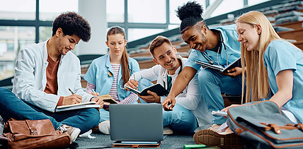 Zahnmedizinstudium trifft digitale Zukunft: Studierende bauen eigene Lernplattform 