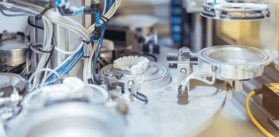 Fachlabor Orthos: Gerade Zähne nach 40 Jahren immer noch der Hit