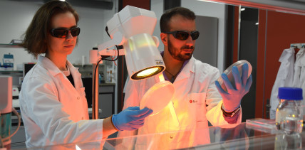 Licht gegen Keime: Innovative Zahnschiene zur Bekämpfung antibiotikaresistenter Bakterien