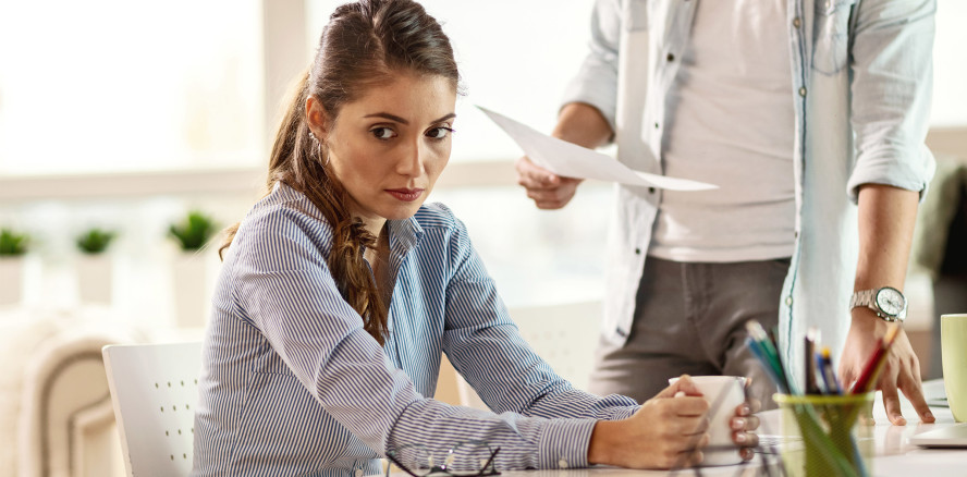 Arbeitnehmenden fühlen sich ihrem Arbeitsplatz nicht zugehörig