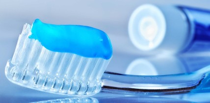 Kinder­zahnpasten im Test: Die günstigsten Produkte schneiden am besten ab