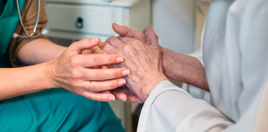 Berührung, Zuspruch und Empathie – das brauchen Alzheimerpatienten