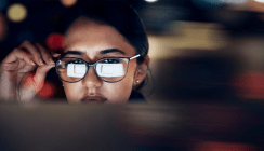 Bildschirmbrille nötig? Wann Arbeitgeber die Kosten tragen