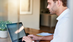 Studie: Viele Männer mit hohem Bildungsabschluss im Homeoffice