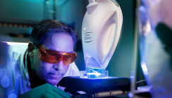 Blaues Licht unterstützt Patientensicherheit in der Zahnaufhellung