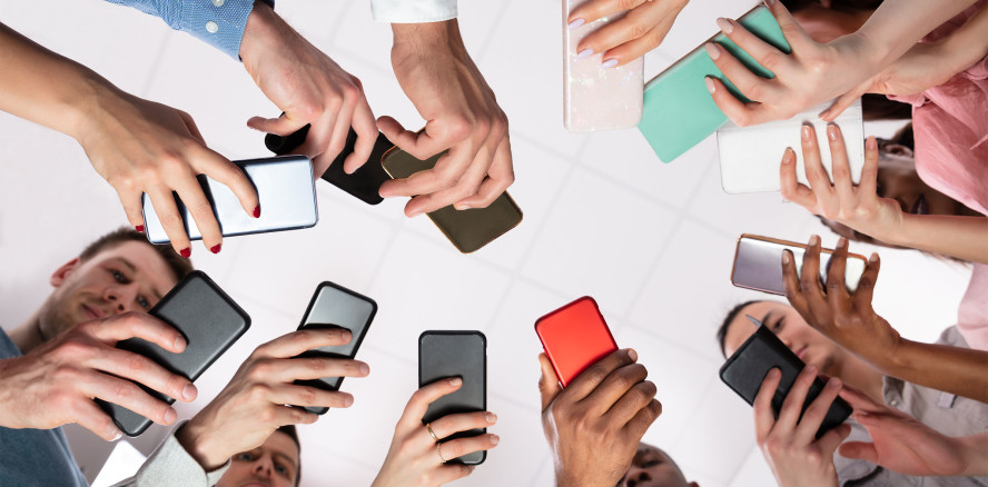 Deutsche sind 71 Stunden pro Woche online