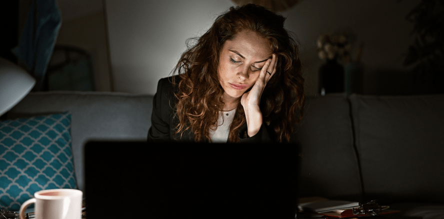 E-Mails nach Feierabend führen zum Burnout