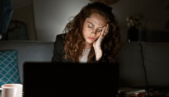 E-Mails nach Feierabend führen zum Burnout