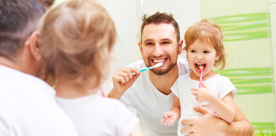 Elterliches Lob führt zu längerem Zähneputzen bei Kleinkindern