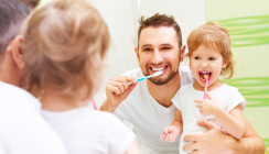 Elterliches Lob führt zu längerem Zähneputzen bei Kleinkindern
