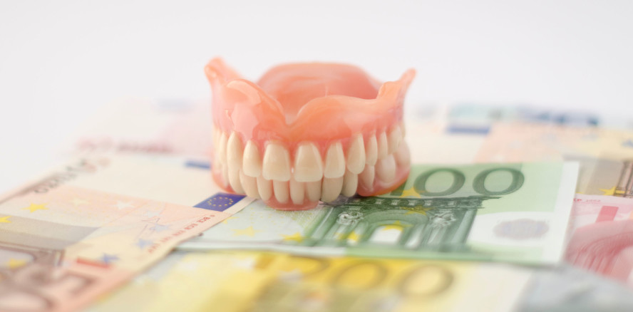 Kaum Besserung bei der Entgeltlücke in der Zahntechnik