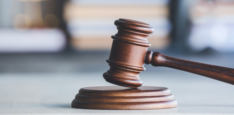 Zahnimplantate falsch gesetzt: 4.000 Euro Schmerzensgeld