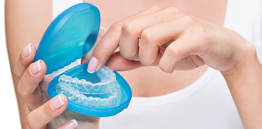 Wie gefährlich sind Zahnschienen aus dem Internet?