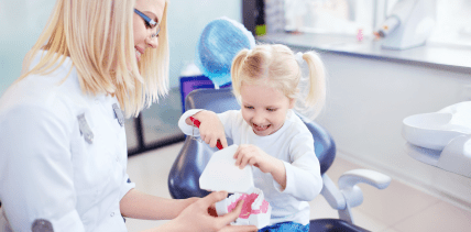 Das Gelbe Heft kommt jetzt mit zum Zahnarztbesuch
