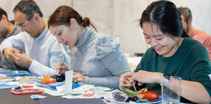 Chirurgische Nähübungen – Gemüse statt Schweinekiefer