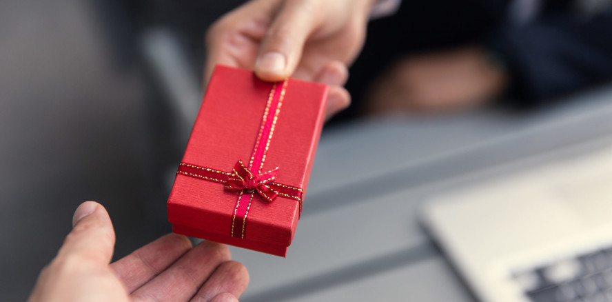 Was Firmen bei Geschenken für Geschäftspartner beachten müssen