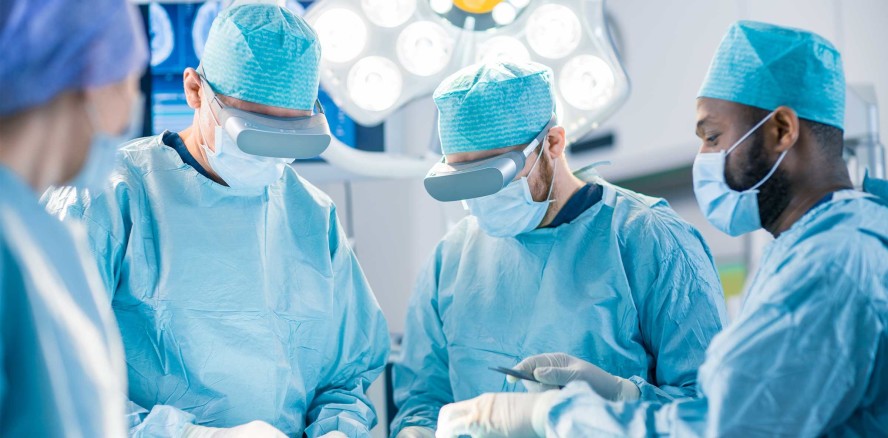 Studenten lernen mit Mixed-Reality an Hologramm-Patienten