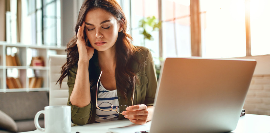 Beschäftigte arbeiten trotz Krankheit im Homeoffice