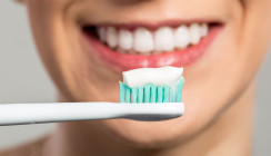 Hydroxylapatit-Zahnpasta: Eine Alternative zu Fluorid