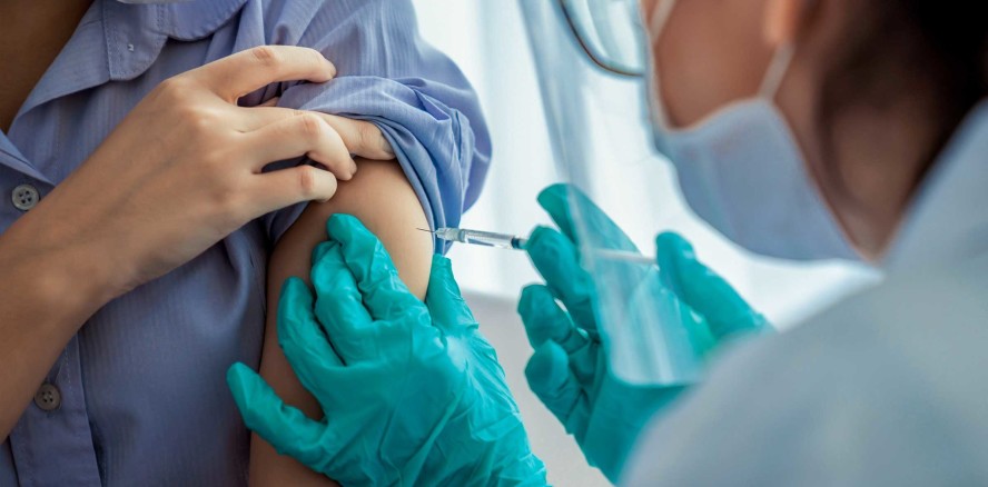 COVID-19-Impfstoffe und Nebenwirkungen bei Praxisteams