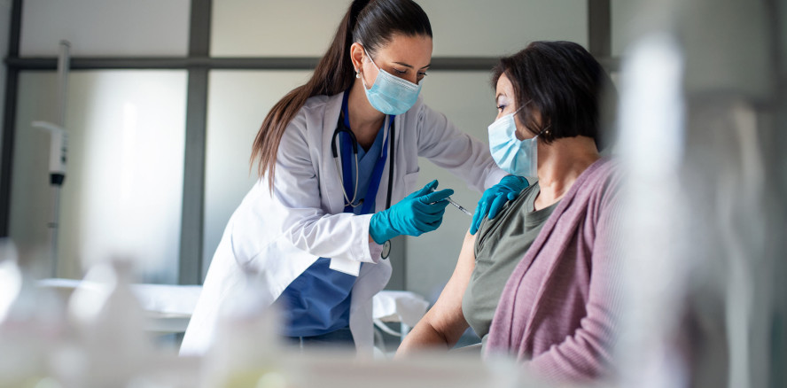 Ein­rich­tungs­be­zo­gene Impfpf­licht ist ver­fas­sungs­kon­form