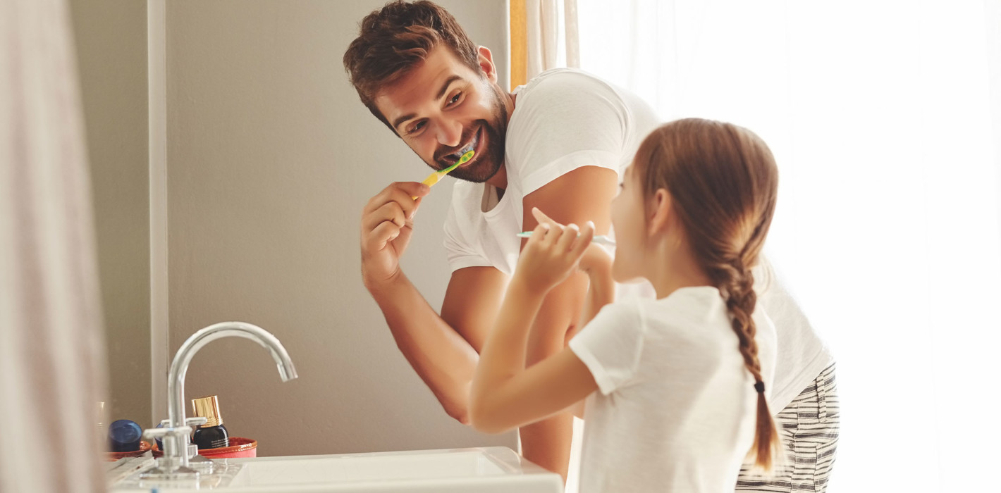 Karies beim Kind vorbeugen: Was Eltern wissen müssen