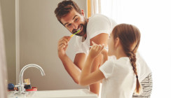 Karies beim Kind vorbeugen: Was Eltern wissen müssen