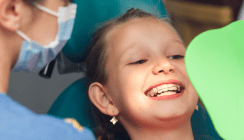 Schönheitsideal und Fürsorge – Kinder beim Kieferorthopäden