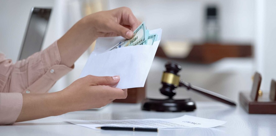 Corona-Impfschaden: Zahnärztin fordert Schmerzensgeld