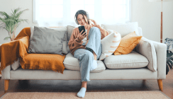 6 von 10 Beschäftigten melden sich trotz Arbeits­fähig­keit krank