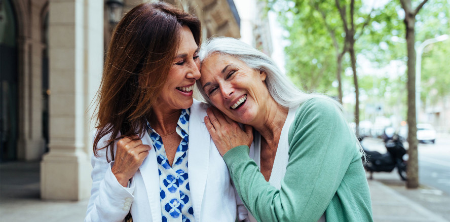 Lachen im echten Leben: Ein möglicher Schutz gegen Einsamkeit und Rückzug