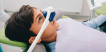Lachgas beim Zahnarzt: Entspannung für Patienten, Belastung fürs Klima