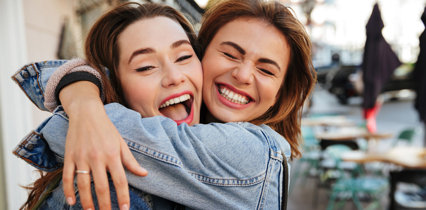 Metastudie bestätigt positiven Effekt von Lachtherapien