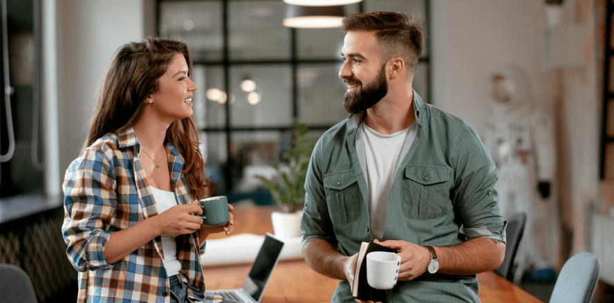 Herz statt Swipe: Die Hälfte der Deutschen verliebt sich am Arbeitsplatz