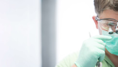 Verbessern prismatische Lupenbrillen die Haltung am Behandlungsstuhl?