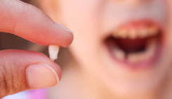 Verlust des ersten Milchzahns früheste dentale Erinnerung