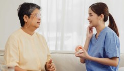 Mund- und Zahnpflege bei Demenz­kranken wird oft vernachlässigt
