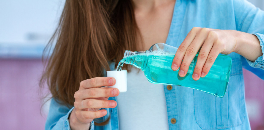 Zahnärztin rät von Mundspülungen nach dem Zähneputzen ab