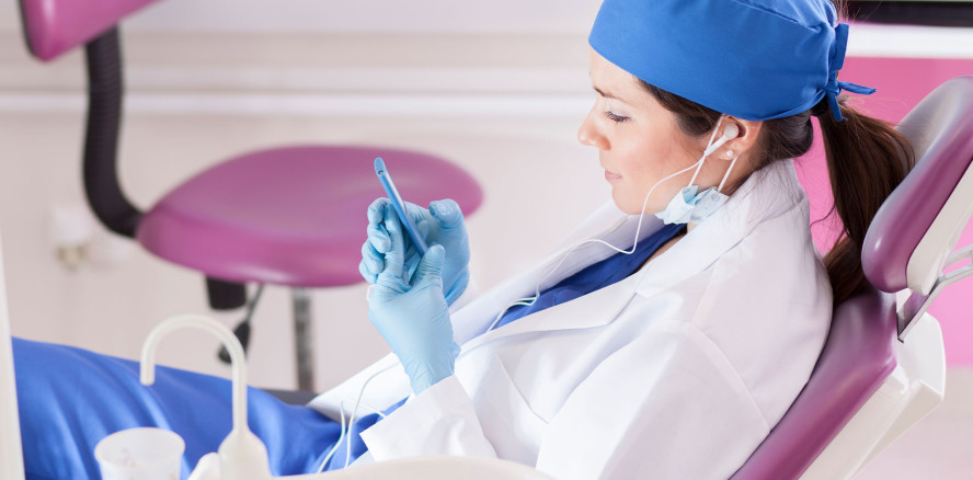 Musik verbessert die Leistung von Zahnmedizinstudenten