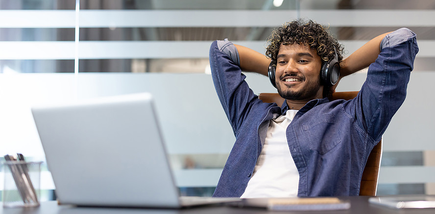 Darf ich Musik oder Podcasts am Arbeitsplatz hören?