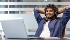 Darf ich Musik oder Podcasts am Arbeitsplatz hören?