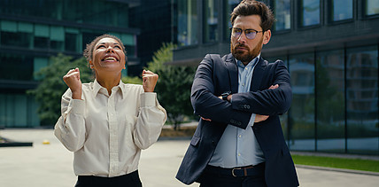 Neid am Arbeitsplatz: Wie Missgunst das Team belastet