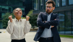 Neid am Arbeitsplatz: Wie Missgunst das Team belastet