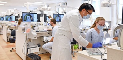 Neue Simulationsarbeitsplätze für Jenaer Zahnmedizinstudierende